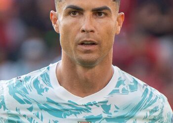 كريستيانو رونالدو بقميص منتخب البرتغال، وهو اللاعب المعني بقرار إيقاف رونالدو