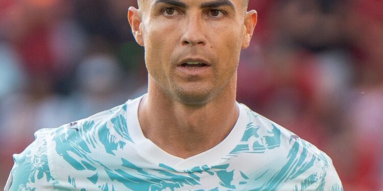 كريستيانو رونالدو بقميص منتخب البرتغال، وهو اللاعب المعني بقرار إيقاف رونالدو