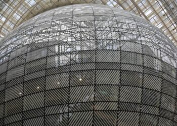 الهيكل الزجاجي داخل مبنى أوروبا في بروكسل مقر القمة الأوروبية