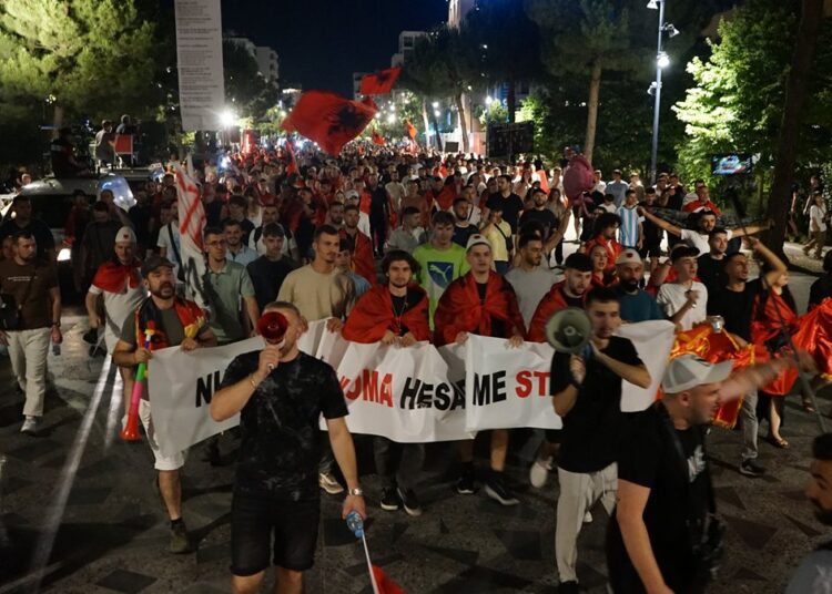 احتجاجات الطلاب في ألبانيا تتحول إلى أعمال شغب وإصابة 29 في تيرانا 1 متظاهرون يحملون الأعلام الألبانية واللافتات في مسيرة ليلية في تيرانا، حيث انضمت احتجاجات الطلاب في ألبانيا إلى حركة الفلامنغو