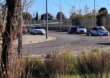 سيارات متراكمة بفعل فيضانات إسبانيا في إقليم فالنسيا في صورة أرشيفية