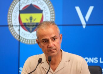مدرب فنربخشة إسماعيل كارتال في مؤتمر صحفي أمام شعار النادي