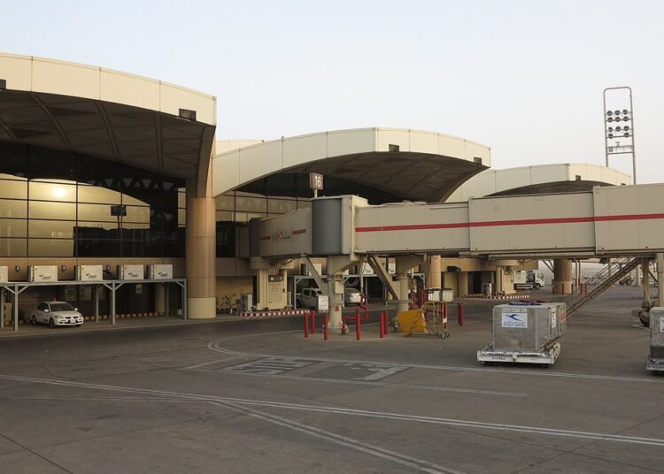 مقتل 12 شخصا وإصابة 309 في ضربة صاروخية على مطار الرياض 1 مبنى في مطار الملك خالد الدولي، مطار الرياض الذي استهدفته ضربة صاروخية دامية