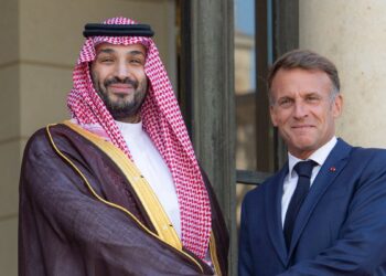 ماكرون يصافح ولي العهد السعودي الأمير محمد بن سلمان قبل أشهر من زيارة ماكرون للسعودية