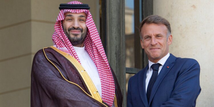 ماكرون يصافح ولي العهد السعودي الأمير محمد بن سلمان قبل أشهر من زيارة ماكرون للسعودية