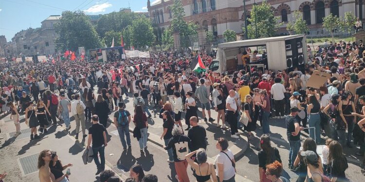 حشود تملأ شارعا وسط ميلانو خلال احتجاجات إيطاليا على غلاء المعيشة
