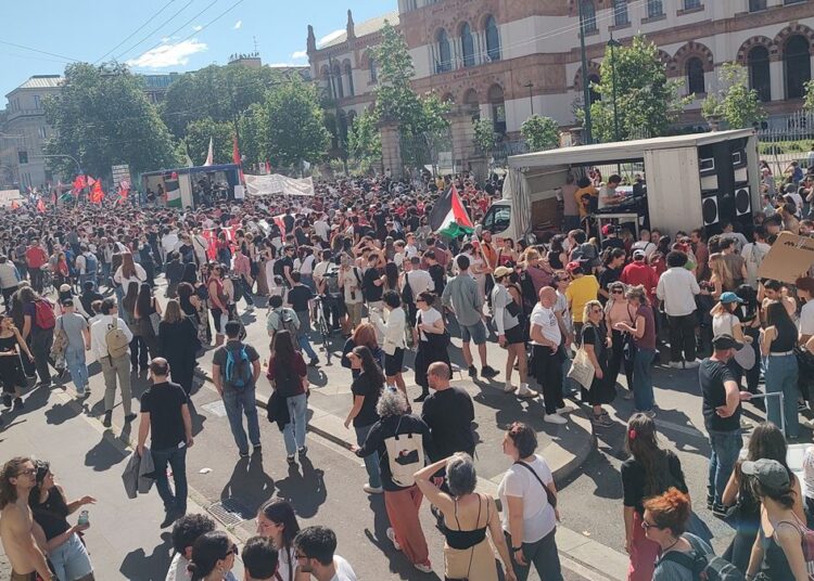احتجاجات إيطاليا على غلاء المعيشة تتحول إلى عنف وإصابة 141 شرطيا 1 حشود تملأ شارعا وسط ميلانو خلال احتجاجات إيطاليا على غلاء المعيشة