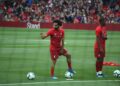 محمد صلاح خلال الإحماء بقميص تدريب ليفربول