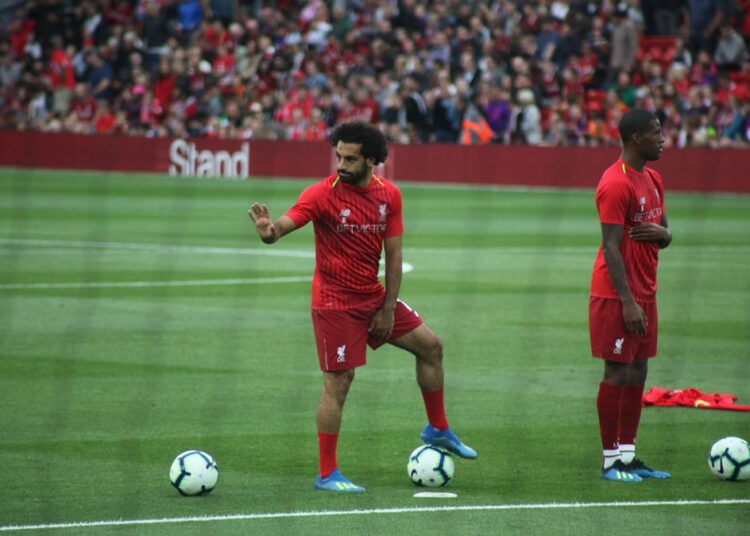 محمد صلاح خلال الإحماء بقميص تدريب ليفربول