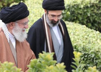 مجتبى خامنئي يسير إلى جانب والده المرشد الراحل علي خامنئي