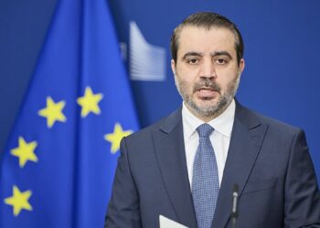 الشيباني: سوريا تدرس الانضمام إلى اتفاق مكة الدفاعي مع تركيا 2 وزير الخارجية السوري أسعد حسن الشيباني يتحدث خلال مؤتمر صحفي في بروكسل