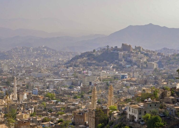 منظر عام لمدينة تعز المعزولة مجددا في حرب اليمن