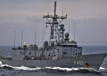 فرقاطة تابعة للبحرية التركية في البحر، في إشارة إلى الاتفاق البحري حول حدود المتوسط