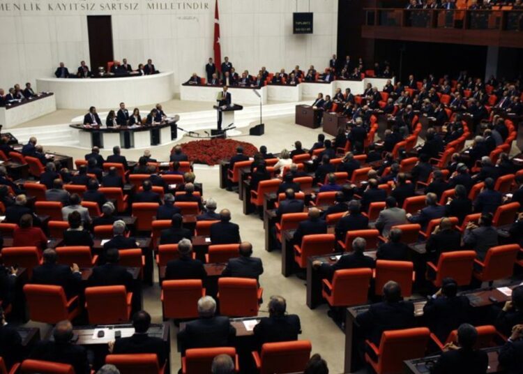 مبنى البرلمان التركي في أنقرة الذي سيشرف على نزع السلاح