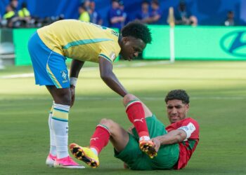 فينيسيوس جونيور يطمئن على المغربي أشرف حكيمي خلال مباراة في كأس العالم