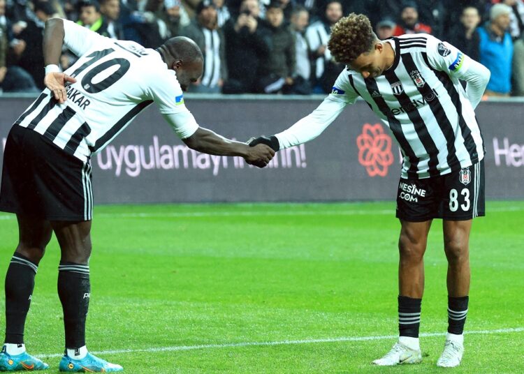Kara Kartal Aboubakar’la uçuyor