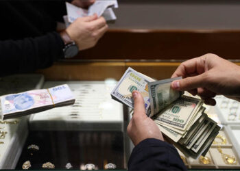 Dolar rekor kırdı: 19 liranın üzerini gördü