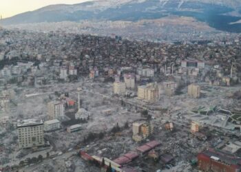 İngiltere’den mühendisler yıkımı araştırmak üzere deprem bölgesinde