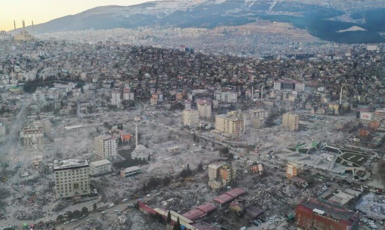 İngiltere'den mühendisler yıkımı araştırmak üzere deprem bölgesinde 1 İngiltere’den mühendisler yıkımı araştırmak üzere deprem bölgesinde