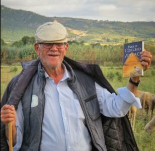 Paulo Coelho'nun, fotoğrafını paylaştığı çoban: Kitabı yarıya kadar okudum 2 Paulo Coelho'nun, fotoğrafını paylaştığı çoban: Kitabı yarıya kadar okudum