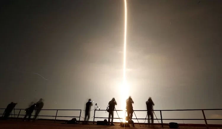 SpaceX görevde: Astronotları uzay istasyonuna gönderdi