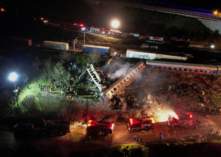 Yunanistan'da yük treni ile yolcu treni çarpıştı, en az 32 kişi hayatını kaybetti 1 Yunanistan’da yük treni ile yolcu treni çarpıştı, en az 32 kişi hayatını kaybetti
