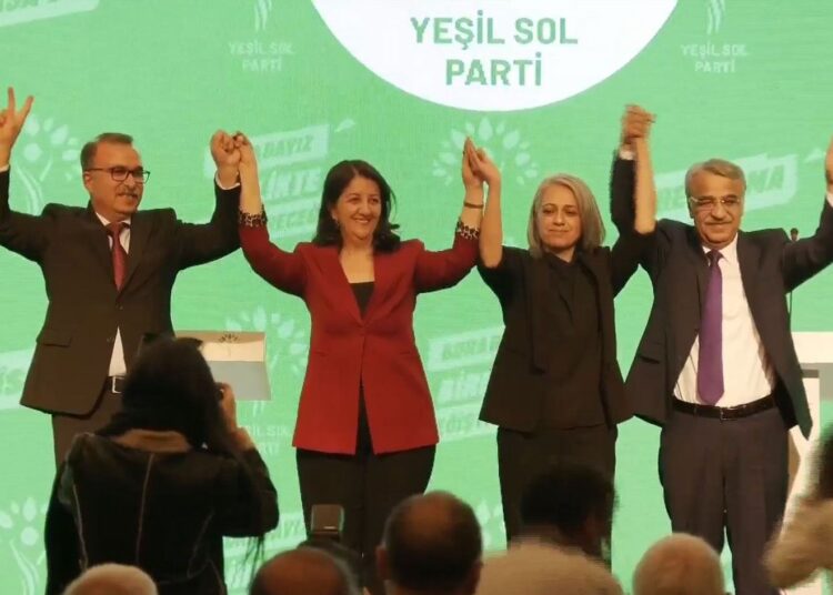 Yeşil Sol Parti seçim beyannamesini açıkladı: Bu düzeni değiştirmek için buradayız 1 Yeşil Sol Parti seçim beyannamesini açıkladı: Bu düzeni değiştirmek için buradayız