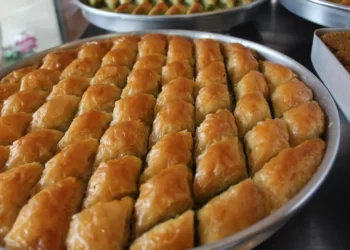 Bayram öncesi tatlı fiyatları iki katına yükseldi: Cevizli baklavaya talep arttı 5 Bayram öncesi tatlı fiyatları iki katına yükseldi: Cevizli baklavaya talep arttı