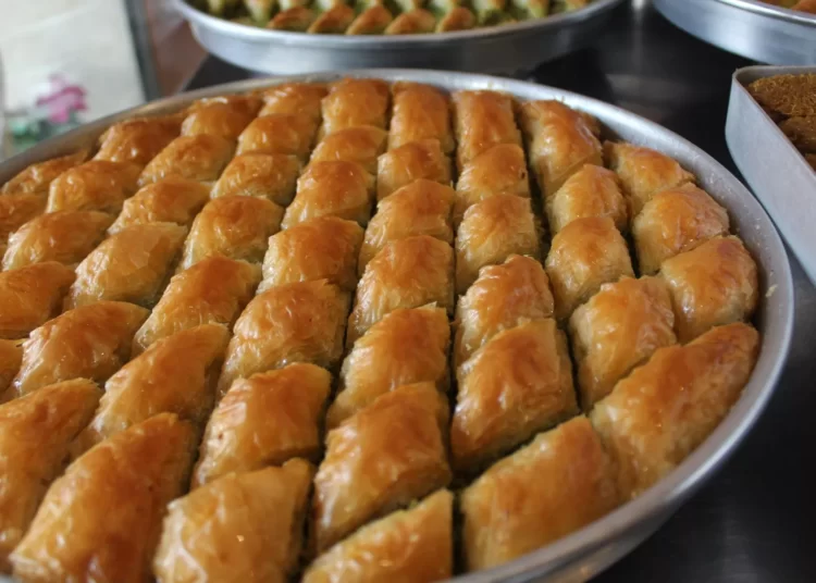 Bayram öncesi tatlı fiyatları iki katına yükseldi: Cevizli baklavaya talep arttı 1 Bayram öncesi tatlı fiyatları iki katına yükseldi: Cevizli baklavaya talep arttı