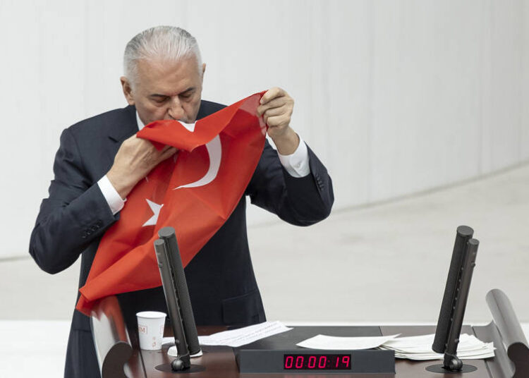 Eski Başbakan Binali Yıldırım, İstiklal Marşı'nı kağıttan bakarak yanlış okudu 1 Eski Başbakan Binali Yıldırım, İstiklal Marşı’nı kağıttan bakarak yanlış okudu