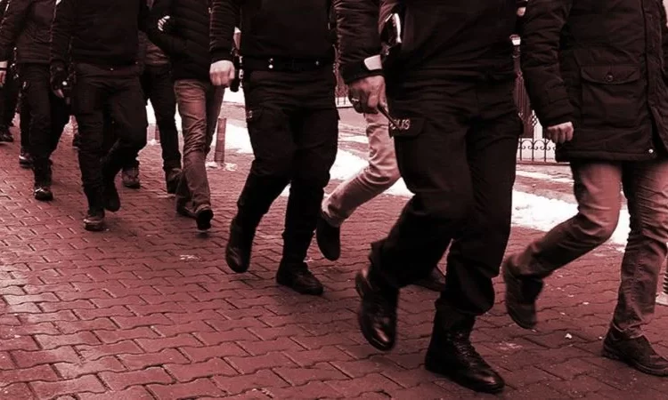 Diyarbakır'da gazetecilere ve sanatçılara operasyon: 150'den fazla gözaltı 1 Diyarbakır’da gazetecilere ve sanatçılara operasyon: 150’den fazla gözaltı