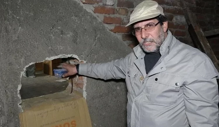 Kuyumcunun duvarını delip, 23 kilo altın çaldılar 1 Kuyumcunun duvarını delip, 23 kilo altın çaldılar