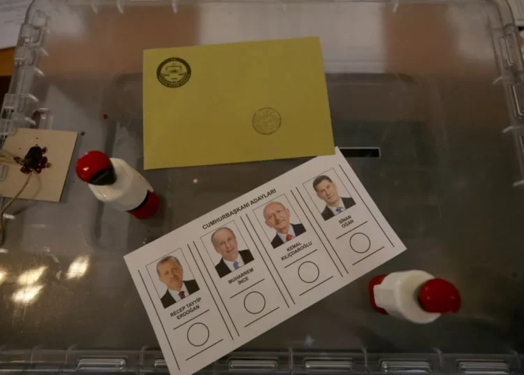 Son anket: İlk turda kazanan yok, ikinci turda Kılıçdaroğlu fark atıyor 1 Son anket: İlk turda kazanan yok, ikinci turda Kılıçdaroğlu fark atıyor