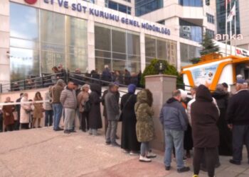 Bir Türkiye fotoğrafı: Uzay Ajansı’nın yanında “ucuz et” kuyruğu