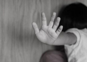 Kardeşinin amcası tarafından istismar edildiğini öğretmenine anlattı