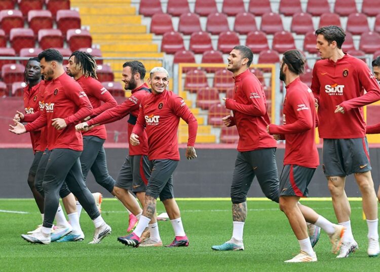 Galatasaray Başakşehir maçı öncesi Nef Stadı’nda antrenman yaptı