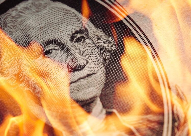 Döviz aldı başını gidiyor: Dolar 20,77’ye yükseldi