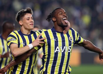 Fenerbahçe ilk derbisini kazandı, zirve inadını sürdürdü