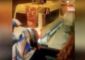 Tunceli otobüsünün önünü kesip yakmakla tehdit ettiler