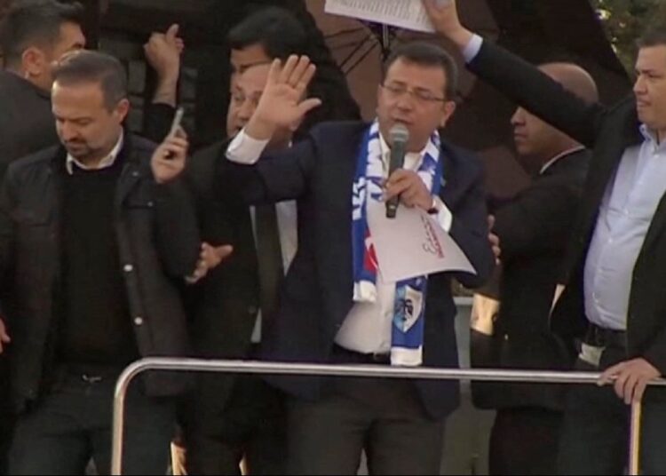İmamoğlu’na taşlı saldırıyı ABD medyası böyle duyurdu: Seçim öncesi şiddet patlaması 1 İmamoğlu’na taşlı saldırıyı ABD medyası böyle duyurdu: Seçim öncesi şiddet patlaması