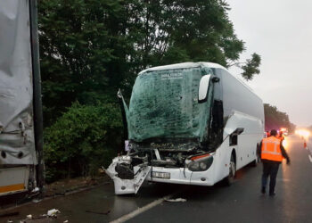 Oy kullanmaktan dönen AK Partilileri taşıyan otobüs TIR’a çarptı