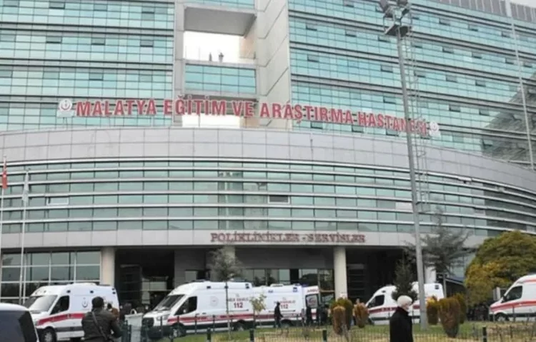Hasarlı binanın çöken duvarının altında kalan çocuk hayatını kaybetti 1 Hasarlı binanın çöken duvarının altında kalan çocuk hayatını kaybetti