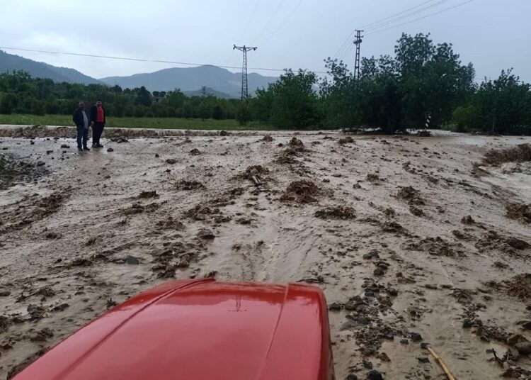 Sel ve dolu 5 şehri vurdu 1 Sel ve dolu 5 şehri vurdu