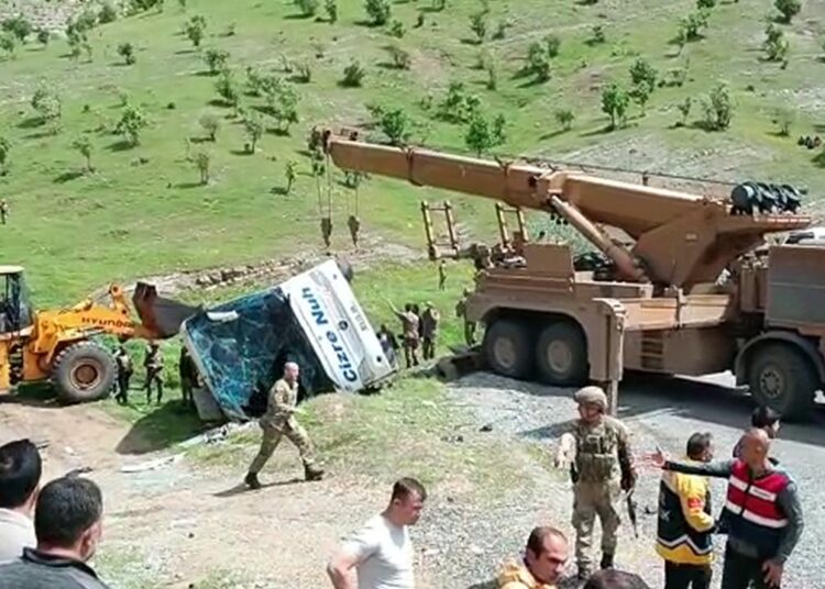 Şırnak'ta askerleri taşıyan otobüs devrildi: 2 şehit, 45 yaralı 1 Şırnak’ta askerleri taşıyan otobüs devrildi: 2 şehit, 45 yaralı