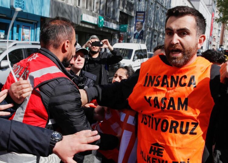 1 Mayıs: Taksim'e gitmek isteyenlere polis engeli 1 1 Mayıs: Taksim’e gitmek isteyenlere polis engeli