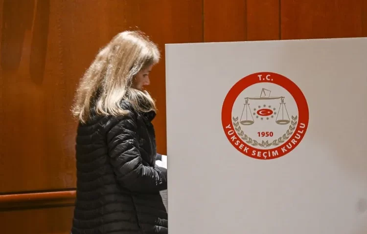 Yurt dışında oy kullanan seçmen sayısı 2018 rakamlarını geçti, 1 milyon 666 bine ulaştı 1 Yurt dışında oy kullanan seçmen sayısı 2018 rakamlarını geçti, 1 milyon 666 bine ulaştı