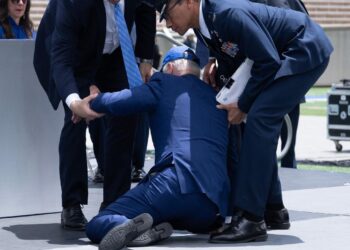 ABD Başkanı Biden sahnede düştü: Durumu iyi