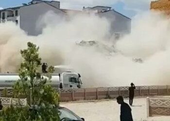5 katlı bina korna sesiyle yıkıldı