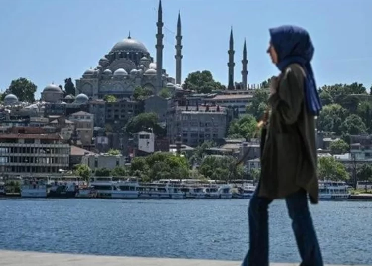 ‘Çürüyen sadece sistem değil, mahallenin dindar eğitimli gençleri’