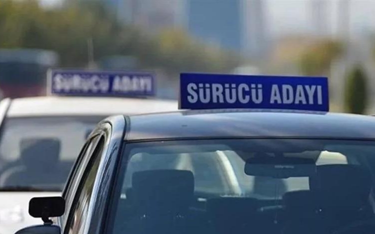 Sahte evrakla ehliyet çıkaran şebekeye ceza yağdı: Aralarında 4 polis var 1 Sahte evrakla ehliyet çıkaran şebekeye ceza yağdı: Aralarında 4 polis var